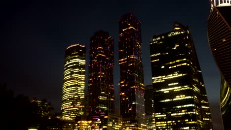 Business-Center-am-Ufer-Flusses-in-der-Nacht