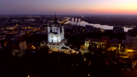 Iglesia-(Kiev)-Ucrania-de-San-Andrés.-Fotografía-aérea-de-la-iglesia-en-el-dobladillo.-Paisaje-de-altura.-Panorama-de-la-ciudad-de-Kiev.-Andres-spusk-ciudad-Kiev.