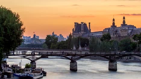 View-on-Pont-des-Arts-in-Paris-at-sunset-timelapse,-France