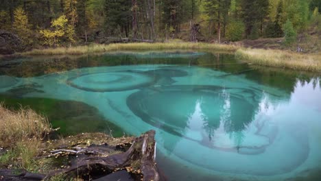 Erstaunliche-blau-Geysir-See-in-den-Bergen.