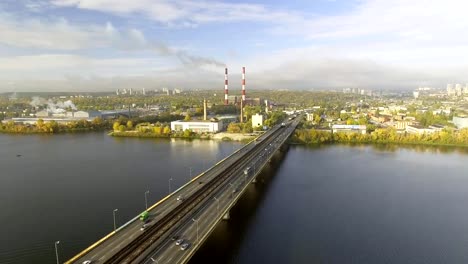 Die-Brücke-über-den-Dnjepr.-Die-Stadt-mit-einer-Vogelperspektive-überspannen.-Südbrücke.-Kiew.-Ukraine.