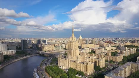 Russlands-sonniger-Tag-Moskau-Fluss-Bucht-berühmten-Hotel-Gebäude-Antenne-Stadtpanorama-4k