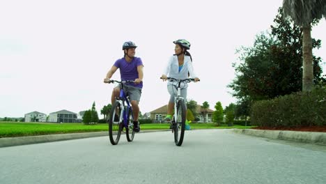 Asiatisch-Chinesisch-männliche-weibliche-Pärchen-Radfahren-im-freien-zusammen