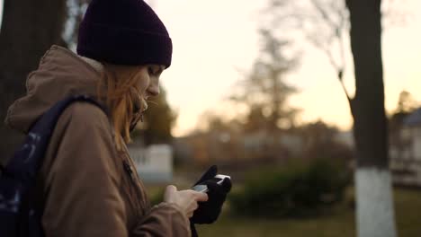 Schöne-Frau-mit-Smartphone-Technologie-app-zu-Fuß-durch-die-Straßen-der-Stadt-Leben-glücklich-Urbanität-Slow-motion