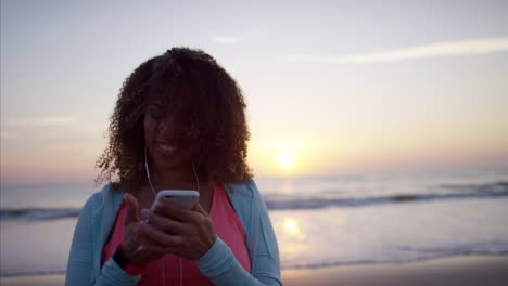 Mujer-afroamericana-bailando-en-la-playa-al-atardecer