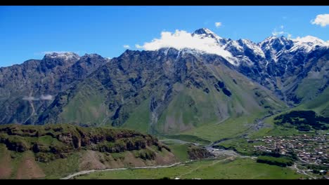 Aldea-en-las-montañas-de-Kazbegi,-Stepancminda,-vista-de-Ge