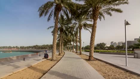 Caminar-en-el-timelapse-MIA-Park,-situado-en-un-extremo-de-la-cornisa-largo-de-siete-kilómetros-en-la-capital-qatarí,-Doha