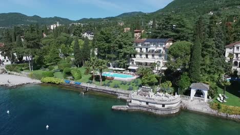 Panorama-of-the-gorgeous-Lake-Garda-surrounded-by-mountains,-Italy.-video-shooting-with-drone