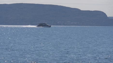 Boat-trip-on-Lake-Garda,-in-northern-Italy.-Crystal-clear-water,-surrounded-by-mountains.