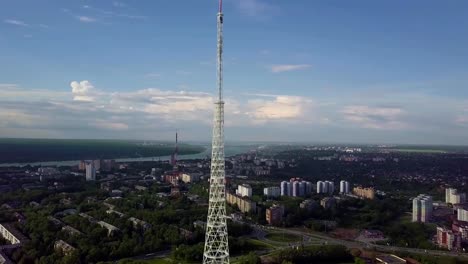 Luftbild-des-Fernsehturms-im-Herbst.-Draufsicht-auf-den-Fernsehturm-in-der-Stadt