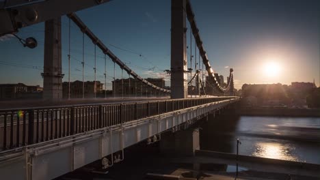 Sonnenuntergang-Sonne-Licht-Moskau-berühmten-Krymsky-Brücke-am-Fluss-Panorama-4-k-Zeit-hinfällig,-Russland