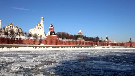 Blick-auf-den-Fluss-Moskwa-und-den-Kreml-(Wintertag),-Moskau,-Russland