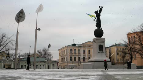 Syntagma-Platz-in-Charkiw,-Flagge-am-Denkmal,-timelapse