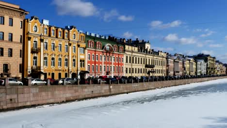 coloridas-casas-en-terraplén-de-San-Petersburgo