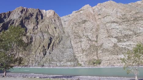 Altai-Fluss-Katun-in-der-Nähe-des-Dorfes-Inegen