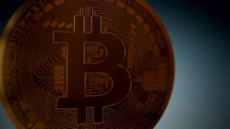 Rotierende-Bitcoin-auf-blauem-Hintergrund,-nahtlose-Schleife-3D-Animation.