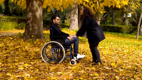 discapacitado-en-silla-de-ruedas-con-su-novia-en-el-Parque-otoño