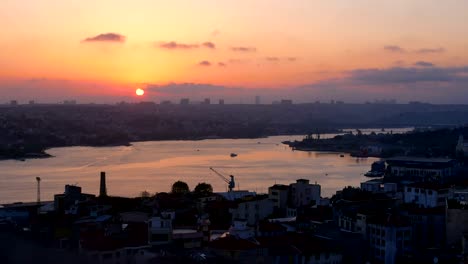 Ciudad-del-barco-de-mar-puesta-de-sol