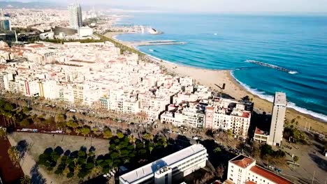 Vista-superior-de-la-ciudad-moderna-por-el-mar.-Stock.-Hermosa-ciudad-en-la-playa-en-un-día-soleado