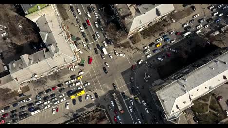 Luftaufnahme-über-hohem-Verkehrsaufkommen-auf-den-Straßen-der-Großstadt-Kiew,-Ukraine.