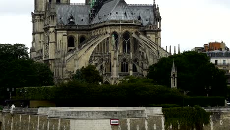 East-side-of-Notre-Dame-cathedral,-gothic-style-architecture,-panorama-view