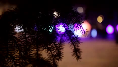 Weihnachten,-Silvester-Zeit-in-den-Stadtstraßen,-dekoriert-und-beleuchtet.