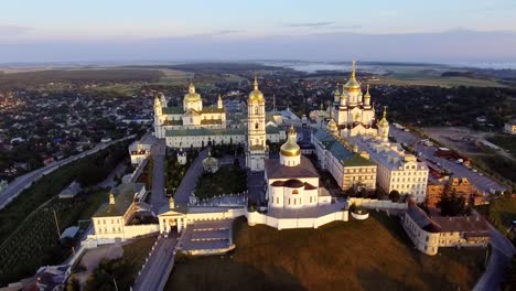 Vista-aérea-de-Santo-Dormición-Pochayiv-Lavra,-un-monasterio-ortodoxo-en-el-Oblast-de-Ternopil-de-Ucrania.-Europa-del-este