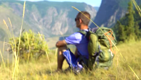 Un-turista-con-una-mochila-en-la-montaña.