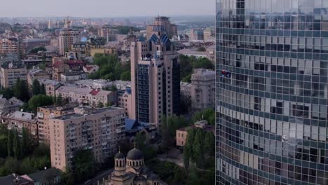 Luftbild-von-der-Glas-Wolkenkratzer-in-der-Stadt-und-Fenster-Reiniger-Fensterputzen-des-Wolkenkratzers.-Parus-Wolkenkratzer.-Stadt-Kiew.-Ukraine