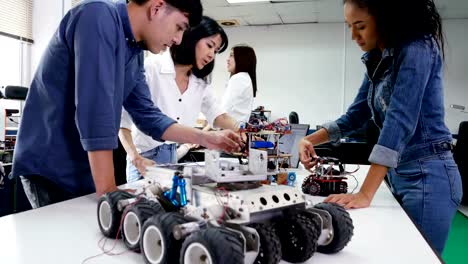 Ingeniero-de-adolescente-desarrollan-robot-en-el-laboratorio.-Personas-con-el-concepto-de-tecnología-o-innovación.-Resolución-de-4K.