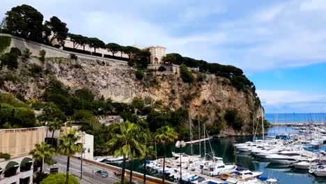 Impresionante-panorama-del-puerto-de-Fontvieille-con-yates-de-lujo-blanca-en-Monte-Carlo