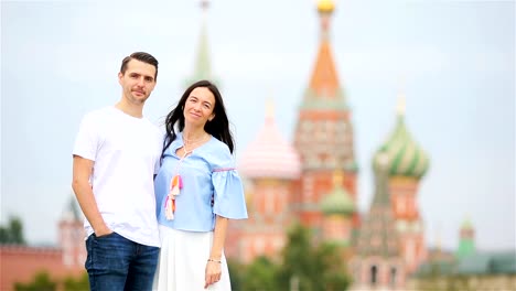 Joven-citas-pareja-de-enamorados-caminando-en-el-fondo-de-la-ciudad-St-Basils-Church