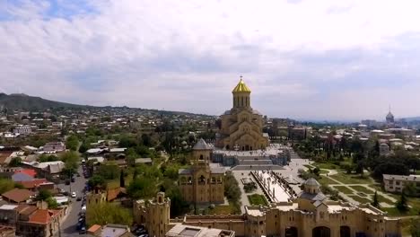 Enorme-territorio-de-Holy-Trinity-Cathedral-en-Tbilisi,-famoso-santuario-cristiano