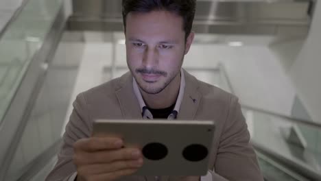 Buena-mirada-joven-banca-Gerente-de-negocios-comunicarse-con-mensajes-en-tablet