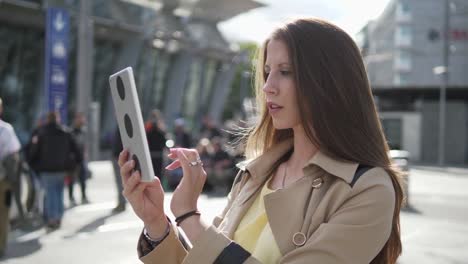 Junge-attraktive-Frau-kaukasischen-mit-Tablet-PC-am-Bahnhof