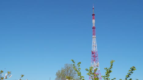 Fernsehturm-am-blauen-Himmelshintergrund