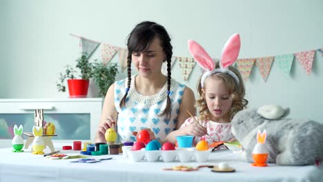 Mujer-y-niña-preparando-para-la-Pascua