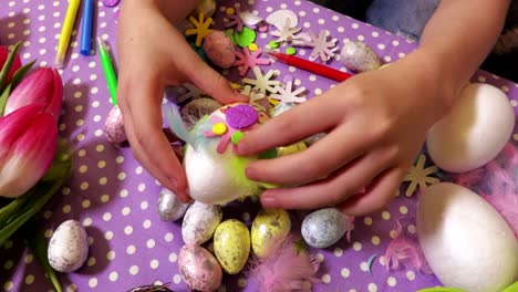 Decoraciones-de-Pascua-en-mesa-de-cerca