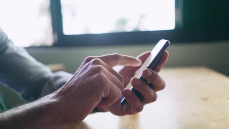 Cropped-Hands-Of-Blogger-Using-Mobile-Phone