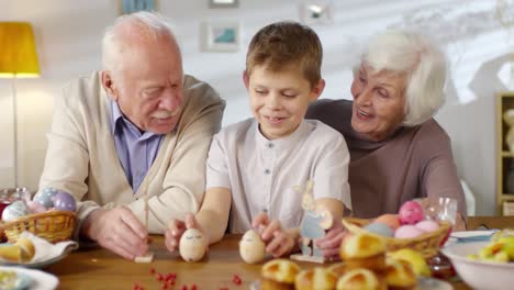 Chico-joven-jugando-con-los-abuelos-en-Pascua