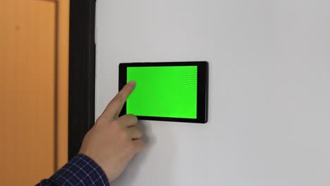 Smart-Home-Control-an-einer-Wand