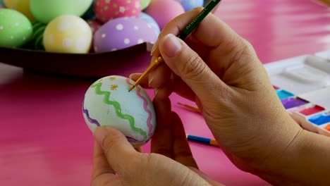 La-gente-pintando-coloridos-huevos-de-Pascua