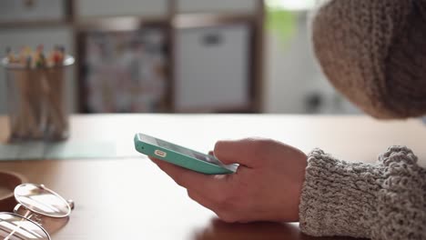 Junge-Frau-schringt-ihr-Smartphone