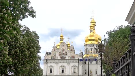 Blühende-Kastanien-in-der-Nähe-der-Mariä-Himmelfahrt-Kathedrale-von-Kiew-Pechersk-Lavra