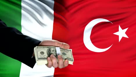 Italien-und-Türkei-Beamte-austauschen-Tankgeld,-Militärakt,-Flagge-Hintergrund