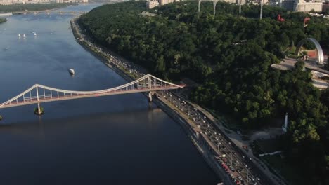 Kiew-City-Bridge-Aerial-Mit-Stadtverkehr-bei-Sonnenuntergang.-Verkehrszeitraffer