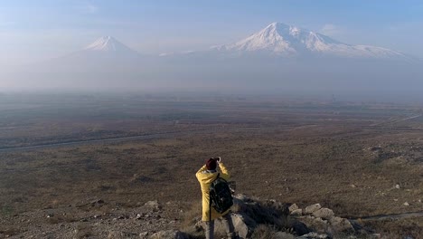 Aerial-Hiker-Nehmen-Sie-ein-Foto-von-Berg-am-Telefon