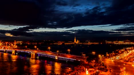 San-Petersburgo,-abriendo-el-puente-del-Palacio.-Vista-de-fotografía-de-lapso-de-tiempo-desde-el-techo-hasta-la-zona-de-agua-de-Neva,-la-fortaleza-de-Pedro-y-Pablo,-el-puente-del-Palacio-y-el-espigón-de-la-isla-Vasilievsky