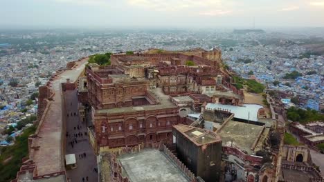 Aerial-del-Fuerte-de-Mehrangarh-en-Jodhpur,-Rajastán,-India