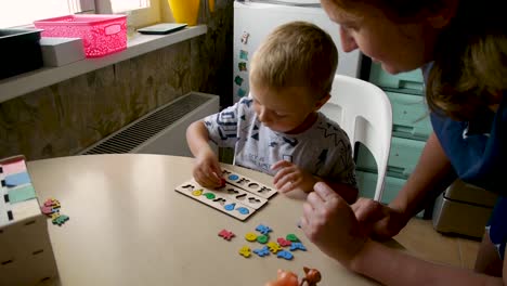 autistischer-Junge-ordnet-Objekte-in-einer-Formanordnen3